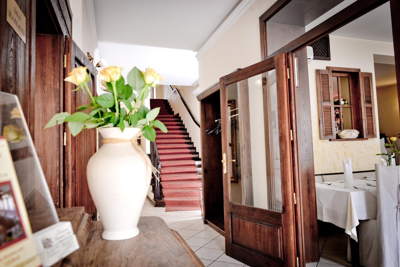 Hotel Koloseum Turek Buitenkant foto