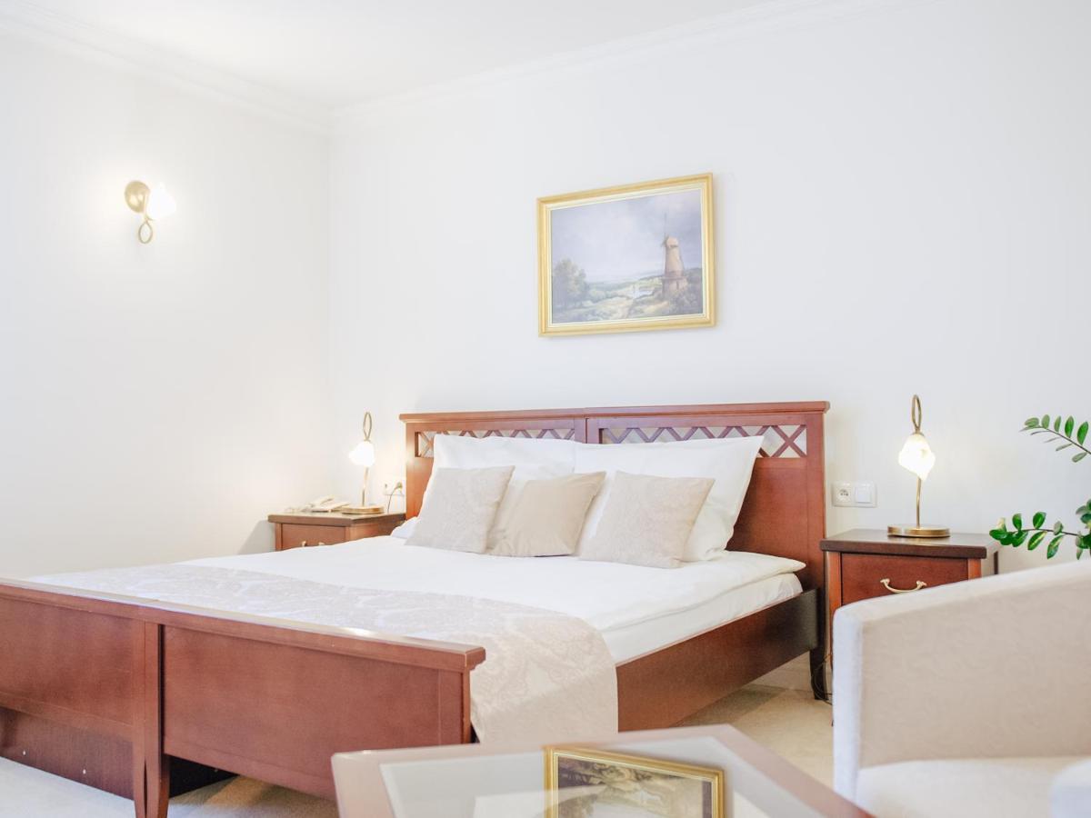Hotel Koloseum Turek Buitenkant foto